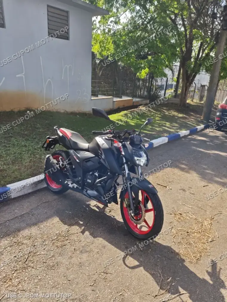 Mottu RTR 160 preta em três quartos dianteiro, com rodas vermelhas