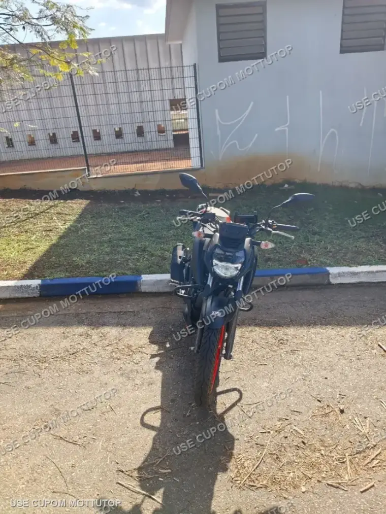 Mottu RTR 160 de frente, mostrando farol e protetor de motor