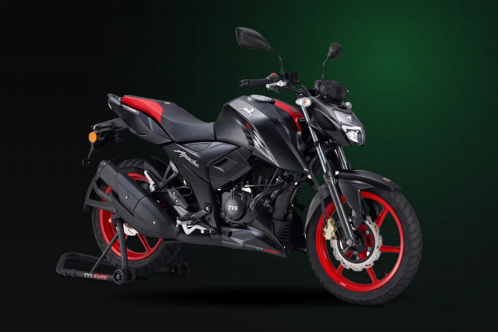 Mottu RTR 160 preta com rodas vermelhas em três quartos dianteiro, vista de estúdio