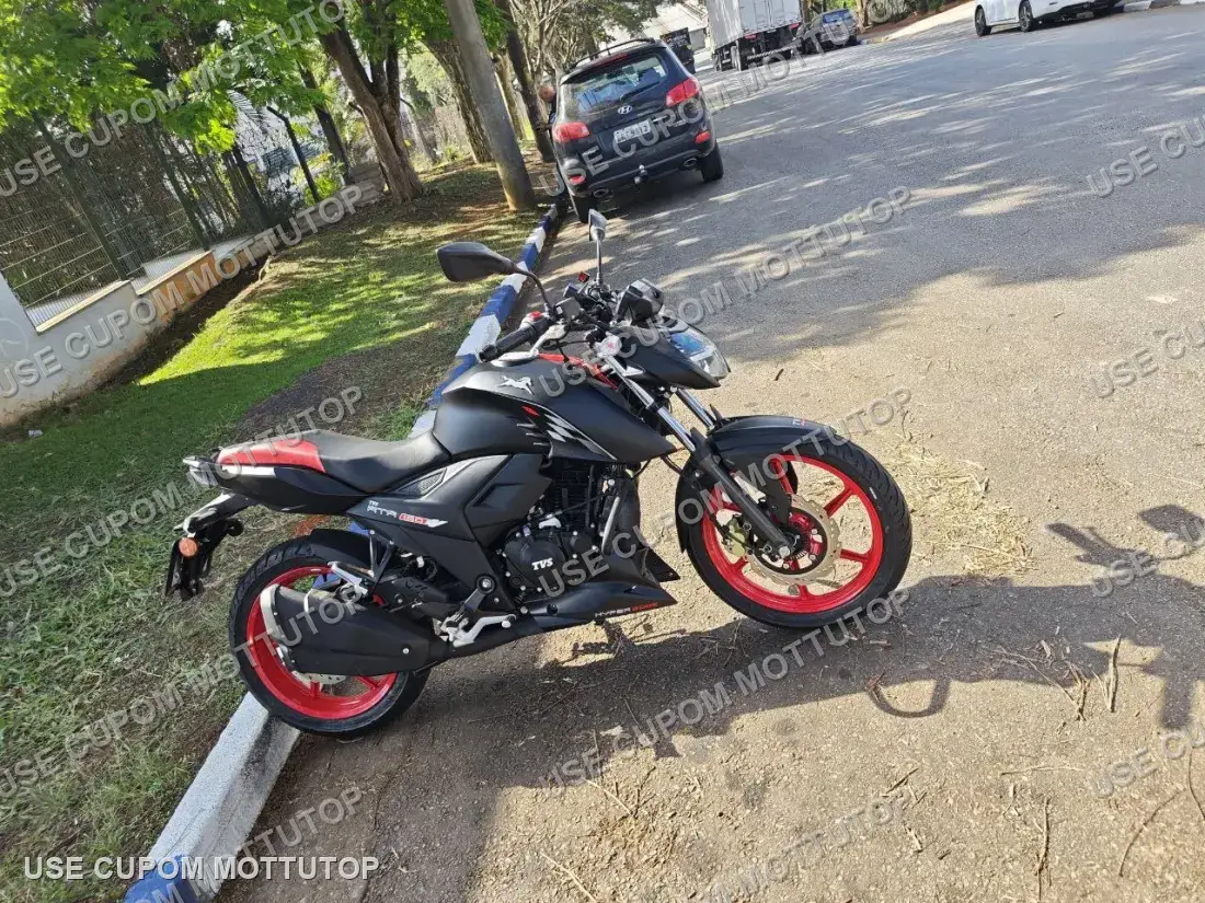 Mottu RTR 160 de perfil, com escapamento e roda traseira vermelha