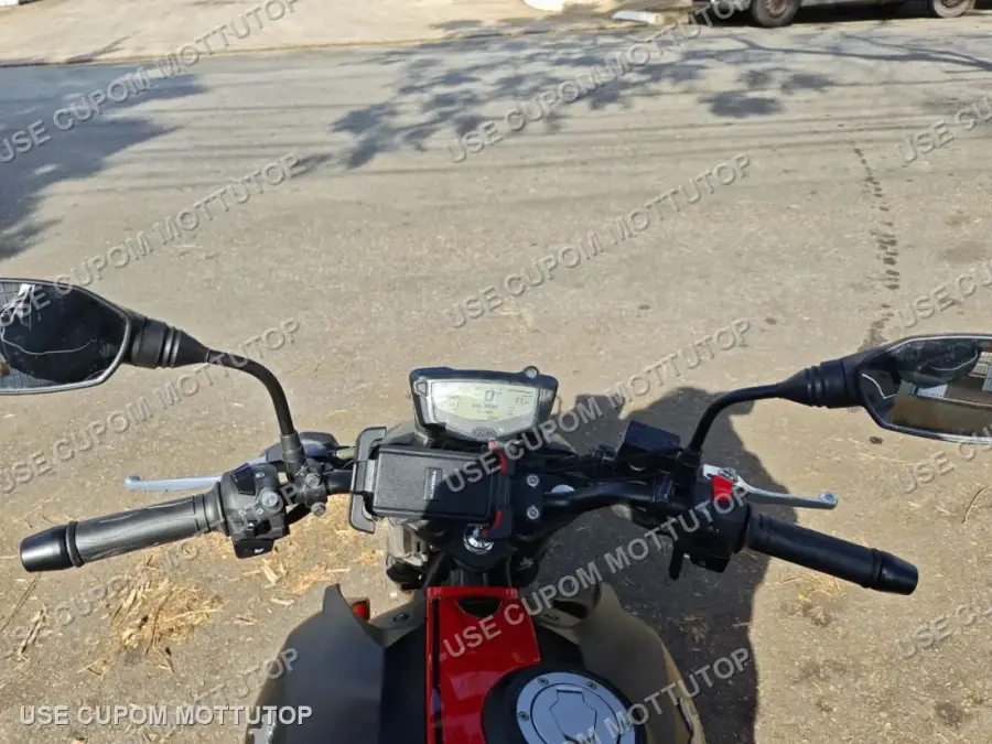 Painel digital LCD e guidão da Mottu RTR 160, com suporte de celular
